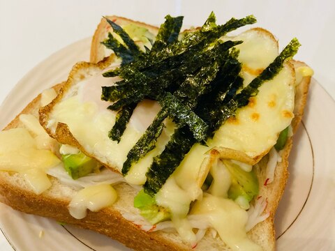 アボカドとカニカマの目玉焼きチーズトースト
